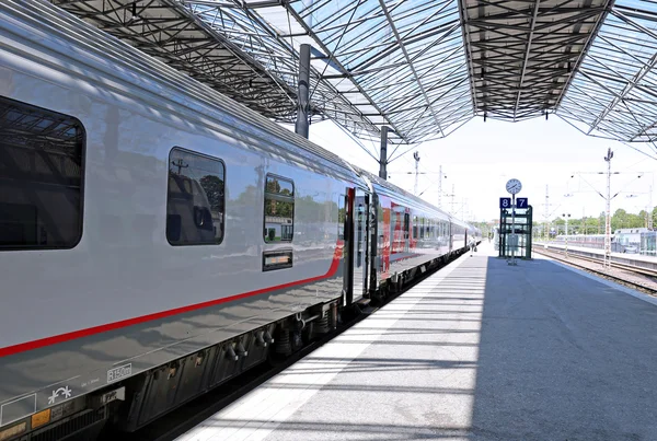 Der elektrische Zug hielt am Hauptbahnhof — Stockfoto