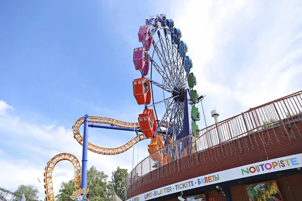 Amusement rides in het pretpark in Helsinki — Stockfoto