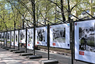 İkinci Dünya Savaşı sırasında askeri eski fotoğrafları ile standları 