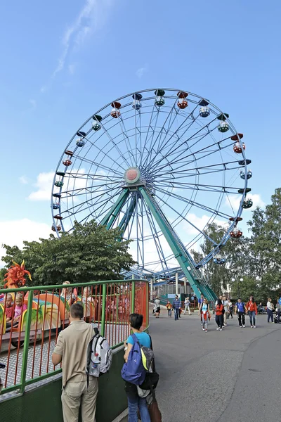 Amusement rides in het pretpark in Helsinki — Stockfoto