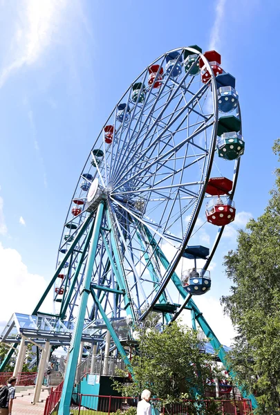 Paseos de atracciones en el parque de atracciones de Helsinki —  Fotos de Stock