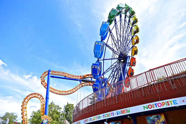 Paseos de atracciones en el parque de atracciones de Helsinki —  Fotos de Stock