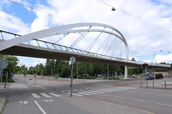 Ponte de cabo do outro lado da rua em Helsínquia — Fotografia de Stock