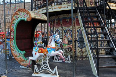 Festively Moskova'da dolambaçlı Carousel dekore edilmiş