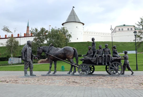 Monument weldoeners rond Kremlin van Kazan — Stockfoto