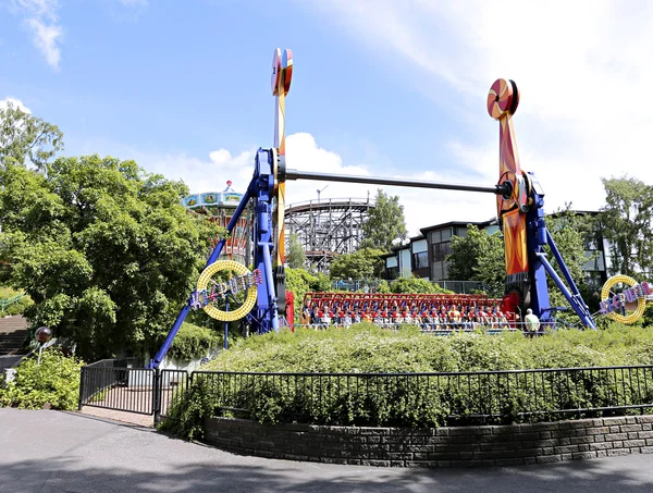 Fahrgeschäfte im Freizeitpark in Helsinki — Stockfoto