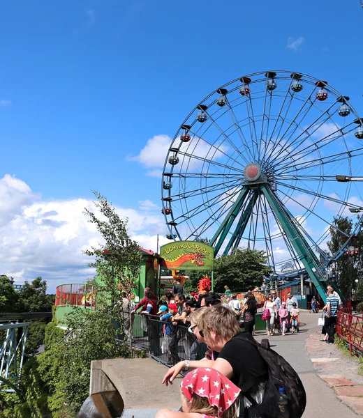Amusement rides in het pretpark in Helsinki — Stockfoto