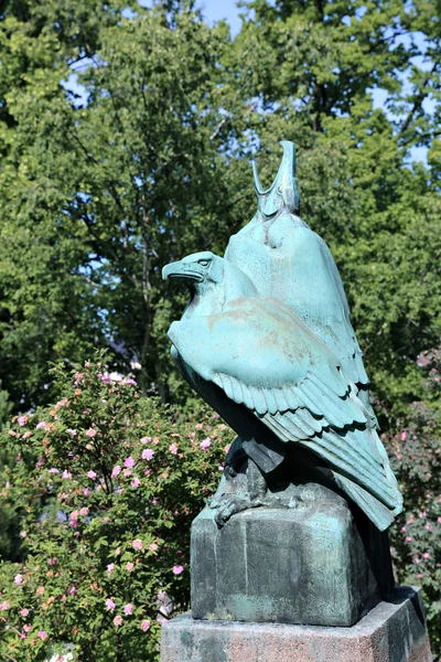 Le monument en bronze d'une paire d'aigles dans le parc — Photo