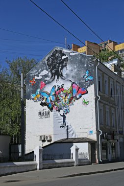 Duvar Graffiti şehir sanatı bir kadın ve kelebekler tasvir,