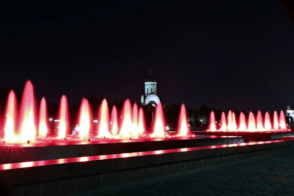 Фонтаны на Поклонной горе в Москве ночью — стоковое фото