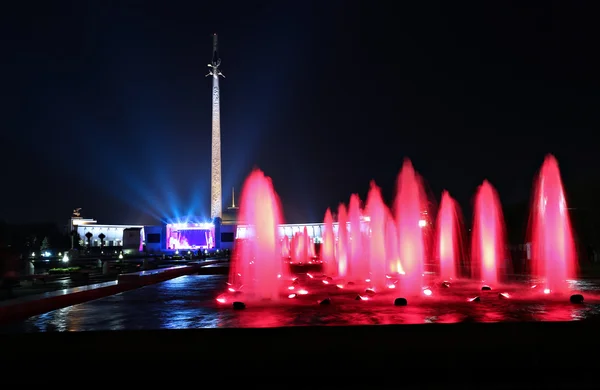 Fontäner på Poklonnaya Hill i Moskva på natten — Stockfoto