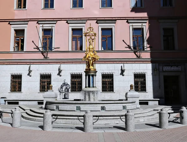 Sculptuur-fontein gouden prinses Turandot in de buurt van Vakhtangov Theate — Stockfoto