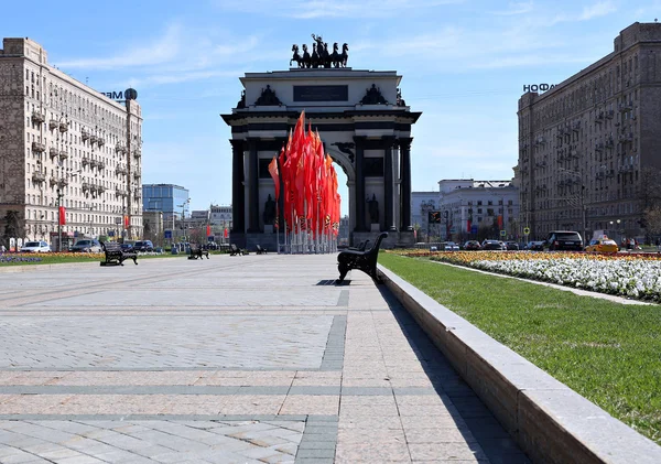 Triomfboog in Moskou met feestelijke vlaggen — Stockfoto