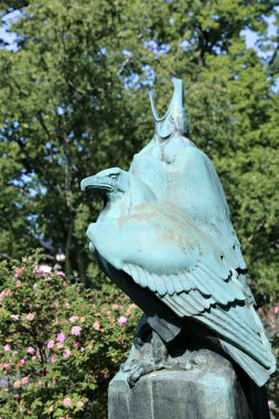 Bir çift kartal Helsinki parkta bronz anıt