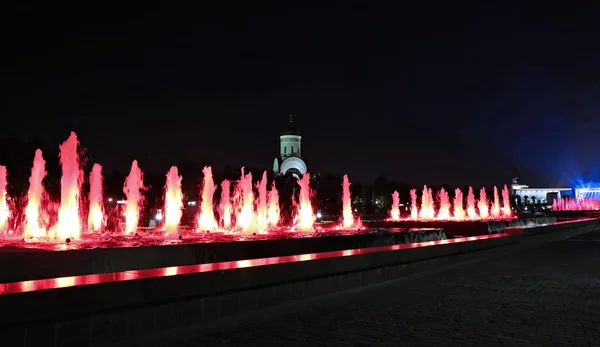 Fontäner på Poklonnaya Hill i Moskva på natten — Stockfoto