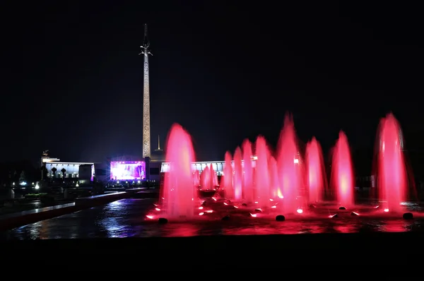 Фонтаны на Поклонной горе в Москве ночью — стоковое фото