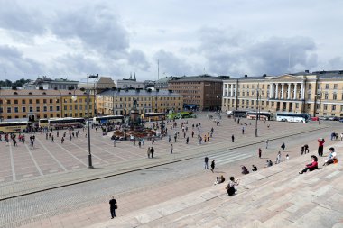 Birçok turist ve Rusya İmparator Alexander II Senato Meydanı'Helsinki Anıtı çevresinde tur otobüs