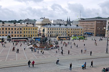 Birçok turist ve Rusya İmparator Alexander II Senato Meydanı'Helsinki Anıtı çevresinde tur otobüs
