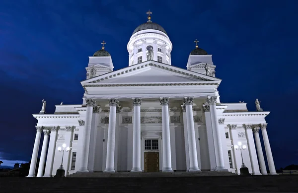 Helsinki, Finland - 8 juli 2015: Kathedraal van St. Nicolaas (kathedraal basiliek) in Helsinki bij nacht — Stockfoto