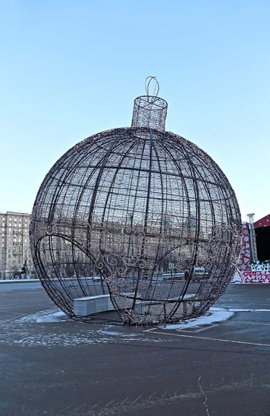 Gran bola de Navidad en una calle de Moscú con iluminación festiva — Foto de Stock