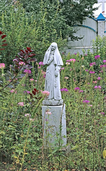 雕像圣洁烈士在 raif 修道院庭院 — 图库照片