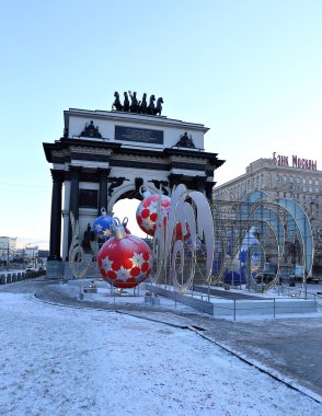 Festival Aydınlatmaları ile bir Moskova sokakta büyük Noel topları