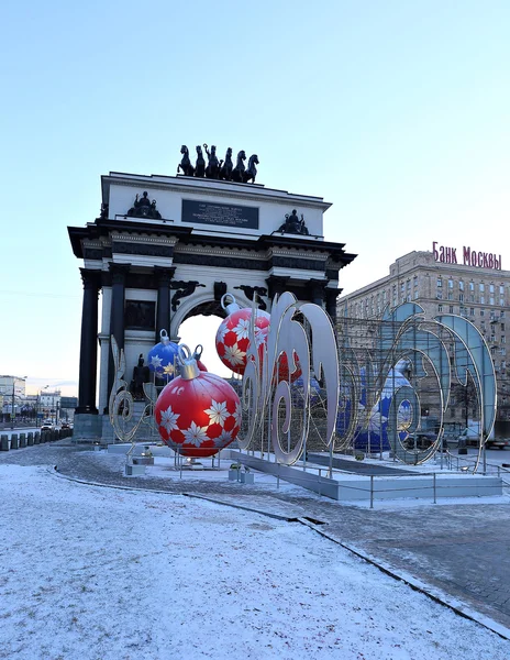 Grandes bolas de Natal em uma rua de Moscou com iluminações festivas — Fotografia de Stock