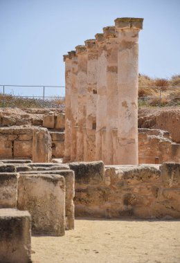 Paphos, Kıbrıs - 26 Mayıs 2015: Güneşli bir günde Posidenos Bulvarı 'nda bir sıra antik sütun