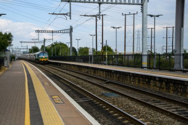 Thatcham, Birleşik Krallık - Haziran 09 2020: Thatcham tren istasyonundan geçen dizel bir lokomotif tarafından çekilen bir yük treni