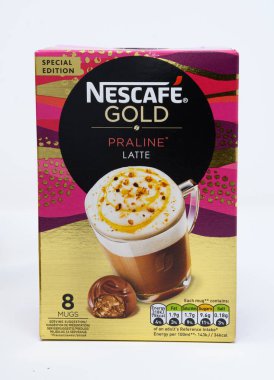 Okuma, Birleşik Krallık - 13 Temmuz 2020: Bir kutu Nescafe Gold Praline Latte aromalı hazır kahve kesesi