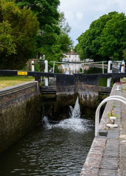 Newbury Regno Unito 2020 Cancello Serratura Che Perde Acqua Nella — Foto Stock