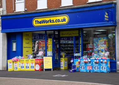 Tiverton, İngiltere - 17 Ağustos 2020: Fore Caddesi 'ndeki The Works indirimli kitap dükkanının ön sayfası