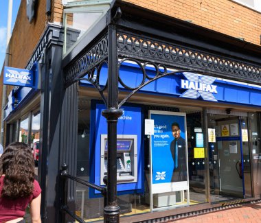 Tiverton, İngiltere - 17 Ağustos 2020: Market Walk 'taki Halifax İnşaat Topluluğu şubesi