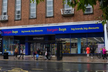 Exeter, Birleşik Krallık - 19 Ağustos 2020: Fore Caddesi 'ndeki Kelepir Alım Mağazası