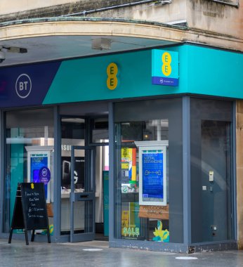 Exeter, Birleşik Krallık - 19 Ağustos 2020: High Street 'teki EE Store Monbile telefon mağazasının önü