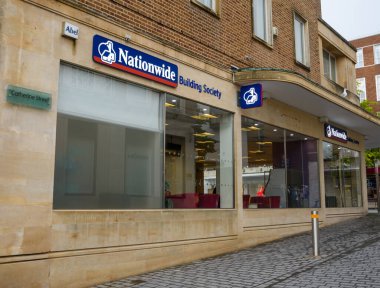 Exeter, Birleşik Krallık - 19 Ağustos 2020: Bedford Caddesi 'ndeki Ülke çapındaki inşaat sosyetesi şubesinin ön cephesi