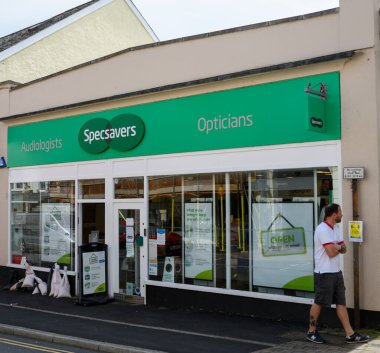 Tiverton, İngiltere - 17 Ağustos 2020: Gold Caddesi 'nde Specsavers gözlükçüleri mağazası