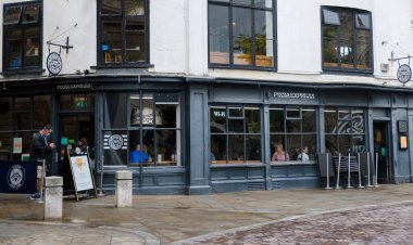 Exeter, Birleşik Krallık - 19 Ağustos 2020: High Street 'teki Pizza Express restoranının ön cephesi
