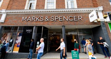 Windsor, Birleşik Krallık - 31 Ağustos 2020: Peascod Caddesi 'ndeki Marks and Spencer mağazasının önü