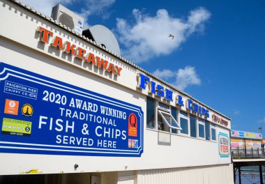 Paignton, Birleşik Krallık - 20 Ağustos 2020: Doğu Kordon 'daki Paignton Pier Chippy Balık ve Patates Dükkanı