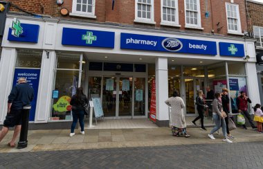 Windsor, Birleşik Krallık - 31 Ağustos 2020: Peascod Caddesi 'ndeki Boots Eczanesi