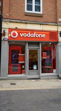 Windsor, Birleşik Krallık - 31 Ağustos 2020: Peascod Caddesi 'ndeki Vodafone cep telefonu dükkanının önü