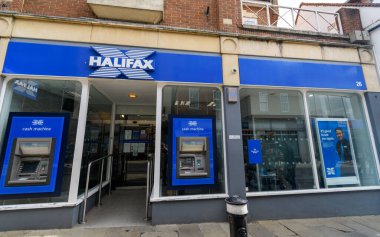 Windsor, Birleşik Krallık - 31 Ağustos 2020: Peascod Caddesi 'ndeki Halifax Bank' ın ön cephesi