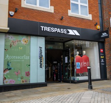 Windsor, Birleşik Krallık - 31 Ağustos 2020: Peascod Caddesi 'ndeki izinsiz giyim mağazasının önü