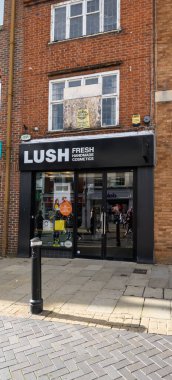 Windsor, Birleşik Krallık - 31 Ağustos 2020: Peascod Caddesi 'ndeki Lush Store' un önü