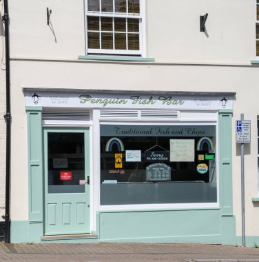 Tiverton, - 22 Ağustos 2020: Gold Caddesi 'ndeki Penguen Balık Çubuğu Cipsi Dükkanı