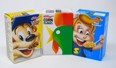 Okuma, Birleşik Krallık - 20 Aralık 2020: Kelloggs Variety paketinden Coco pops, Rice krispies ve Corn flakes