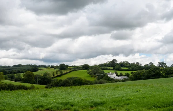 Casale Immerso Nei Campi Nelle Colline Della Campagna Del Devon — Foto Stock