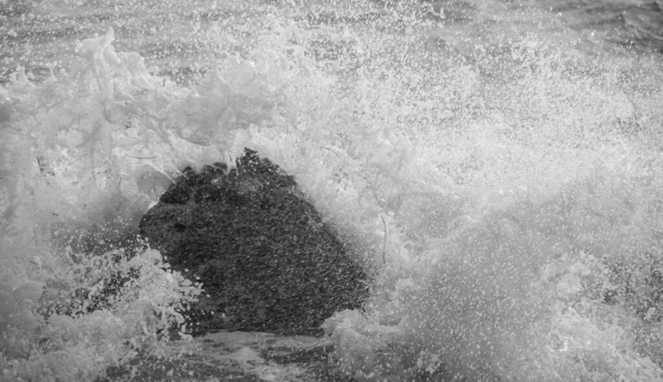 Onde Dal Canale Della Manica Che Infrangono Contro Una Roccia — Foto Stock