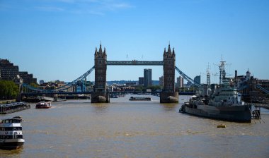 Londra, Birleşik Krallık - 30 Temmuz 2020: Thames nehri boyunca Londra Köprüsü 'nün ikonik Kule Köprüsü manzarası